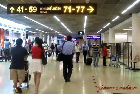 Thaimaalaiset vaativat halvempia kotimaan lentoja