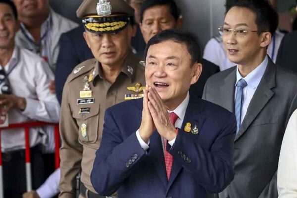 Miksi koko Thaimaa seuraa Thaksinin matkaa?